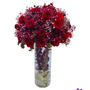 فازة زهور الحب الحمراء